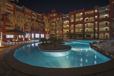 Lüks tropikal otel resort gece yüzme havuzunda