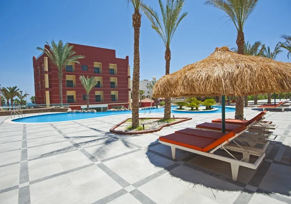 Swimming pool in luxury tropical hotel resort — Stock Photo, Image