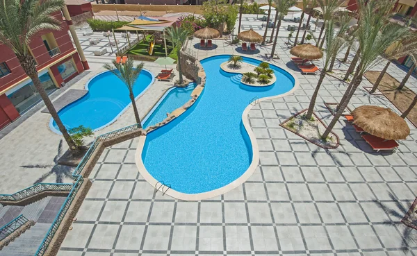 热带豪华酒店度假胜地的游泳池 — 图库照片