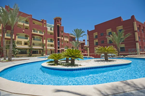 Piscina in lussuoso resort di hotel tropicale — Foto Stock