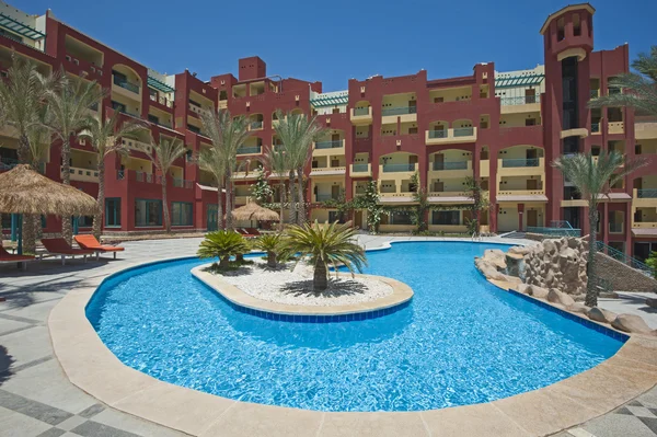 Swimming pool in luxury tropical hotel resort — Stock Photo, Image