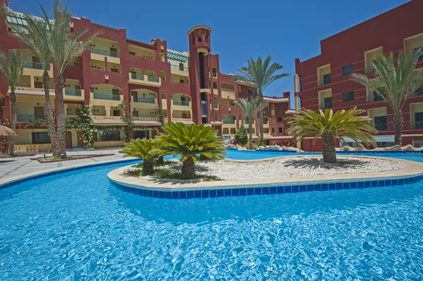 Piscina en complejo hotelero tropical de lujo — Foto de Stock