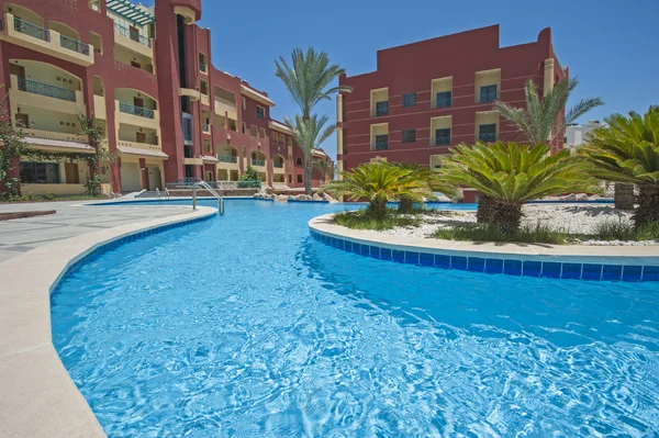 Piscina em hotel tropical de luxo resort — Fotografia de Stock