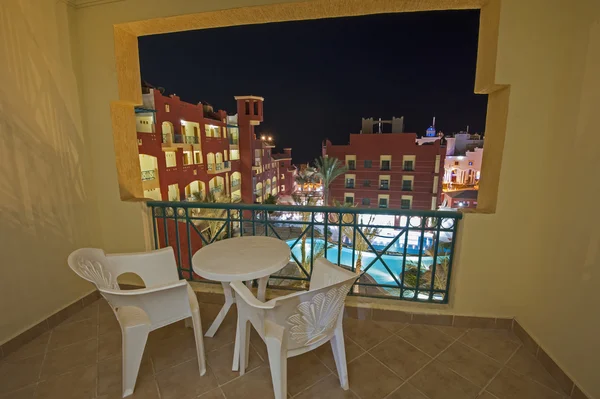 Swimmingpool in luxuriösem tropischen Hotelresort bei Nacht — Stockfoto