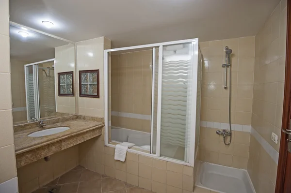 Salle de bain avec lavabo et douche — Photo