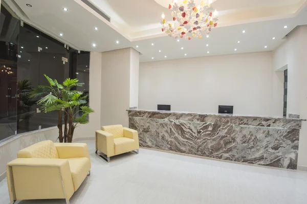 Interior de un lujoso vestíbulo del hotel área de recepción — Foto de Stock