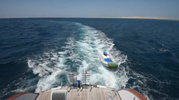 View from stern on board a luxury motor yacht across tropical ocean — Stock Video