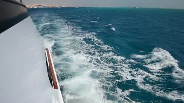 Ταξιδεύοντας επί του σκάφους ένα πολυτελές σκάφος πέρα από τροπικό ωκεανό — Αρχείο Βίντεο