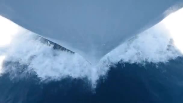 Boeg van een boot van wake tijdens het zeilen door water — Stockvideo