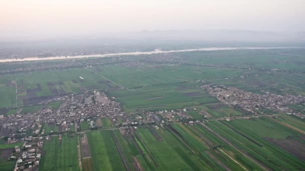 Luchtfoto van landelijke landbouwgrond velden — Stockvideo