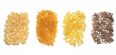 Beyaz bir arkaplan üzerinde izole edilmiş dört makarna tipinin yakın plan detayları