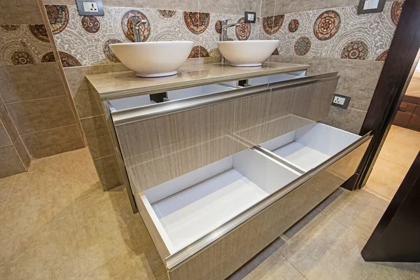 シンクと食器棚ユニット付きの豪華なショーホームバスルームのインテリアデザイン — ストック写真