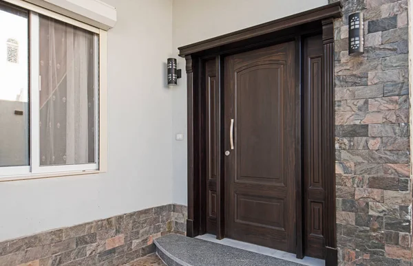 Dřevěné Přední Dveře Vstup Luxusního Domu Rezidence Cihlovou Zdí — Stock fotografie
