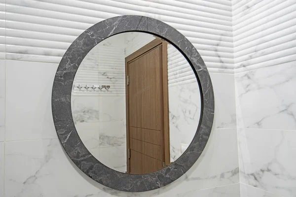 Curcular Mirror Hanging Marble Wall Luxury Home Residence Bathroom Reflection — Stock Photo, Image