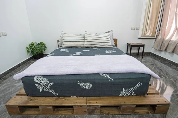 Wystrój Wnętrz Wyposażenie Wnętrz Luksusowego Show Home Bedroom Meblami Łóżkiem — Zdjęcie stockowe