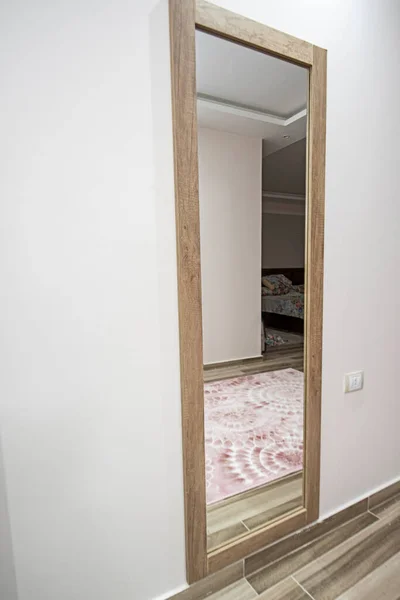 Espejo Alto Colgado Pared Dormitorio Residencia Lujo Con Reflejo Cama — Foto de Stock