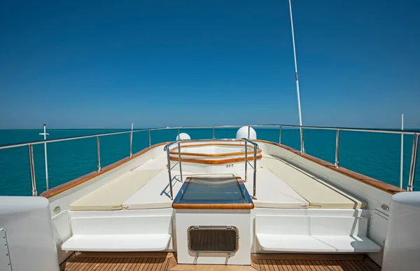 Pohled Příď Velké Luxusní Motorové Jachty Tropickém Otevřeném Oceánu Vířivkou — Stock fotografie