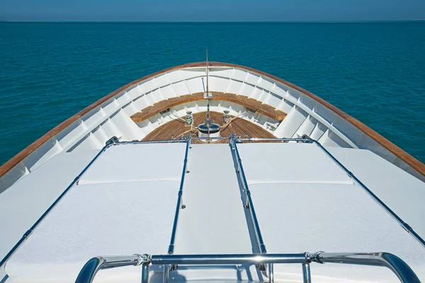 在有日光浴床的热带开阔海面上 俯瞰着一艘大型豪华游艇的船头 — 图库照片
