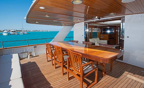 Hátsó Teak Fedélzet Egy Nagy Luxus Motoros Jacht Székekkel Kanapé — Stock Fotó