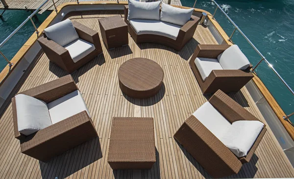 Bakre Teak Däck Stor Lyx Motor Yacht Med Stolar Soffa Royaltyfria Stockbilder