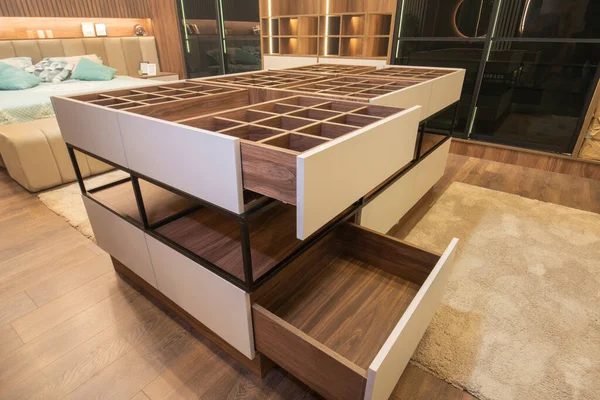 木製のクローゼット引き出しの家具を示す豪華なショーの家のベッドルームのインテリアデザイン装飾家具 — ストック写真