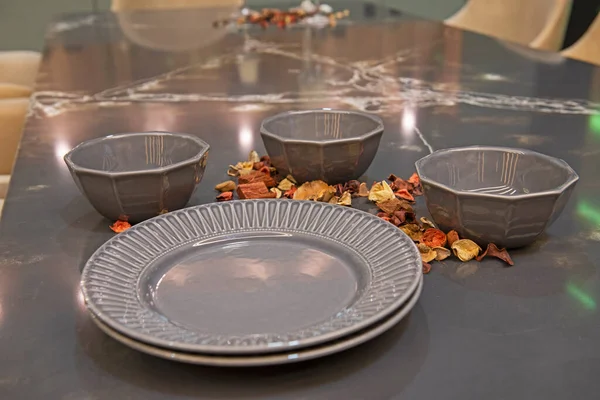 豪华公寓的就餐区展示了家居环境 在大理石桌面上展示了盘子和碗形陶器的特写 — 图库照片