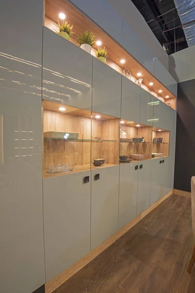 豪華なアパートのリビングルームラウンジエリアは 大きな食器棚収納ディスプレイユニットを備えたインテリアデザインの装飾を示す家を示しています — ストック写真