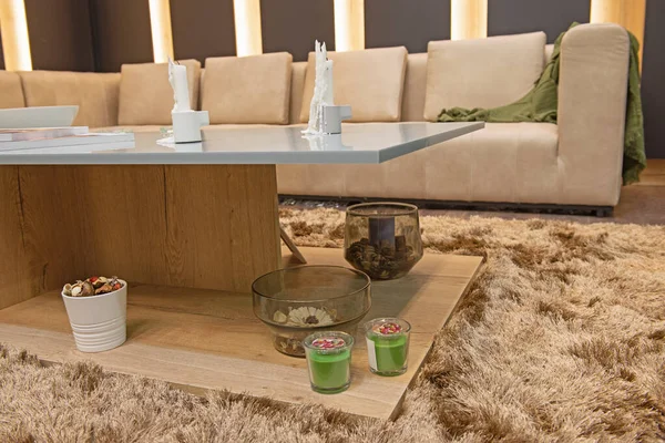 ラグジュアリーアパートのリビングルームラウンジエリアは ラグの上に木製コーヒーテーブルを備えたインテリアデザインの装飾が施された家を示しています ストック画像