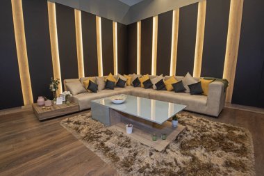 Lüks apartmandaki oturma odasının oturma odası büyük koltuklarla döşenmiş iç dizayn dekorasyonunu gösteriyor.
