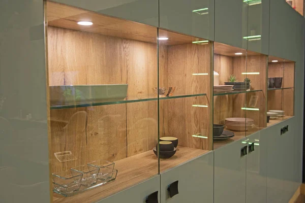 Lüks apartmandaki oturma odasının oturma odası büyük dolap depolama ünitesiyle döşenmiş iç tasarım dekorasyonunu gösteriyor.