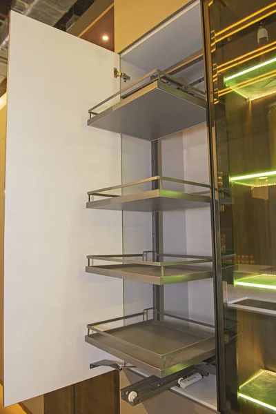 棚とスライド食器棚ユニットのクローズアップ詳細を示す高級アパートのキッチンのインテリアデザインの装飾 ロイヤリティフリーのストック画像