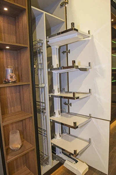 棚とスライド食器棚ユニットのクローズアップ詳細を示す高級アパートのキッチンのインテリアデザインの装飾 ストックフォト