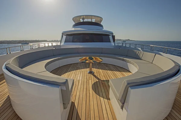 大型豪华游艇的精致船首甲板 沙发桌 热带海景背景 — 图库照片