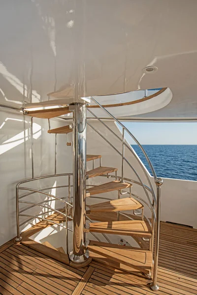Деревянная Изогнутая Винтовая Лестница Солнечной Палубе Большой Роскошной Моторной Яхты — стоковое фото