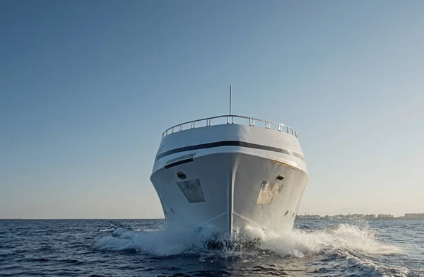 Eine Private Luxusmotorjacht Auf Tropischem Meer Mit Bugwelle Unterwegs — Stockfoto