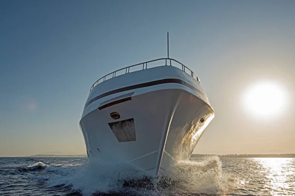 Lyxig Privat Motorbåt Väg Tropiska Havet Med Båge Våg Vid Royaltyfria Stockbilder