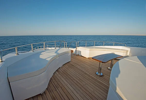 大型豪华游艇的精致船首甲板 沙发桌 热带海景背景 免版税图库图片