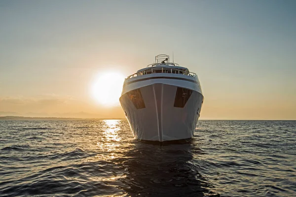 Arco Lussuoso Yacht Motore Privato Sul Mare Tropicale Tramonto — Foto Stock