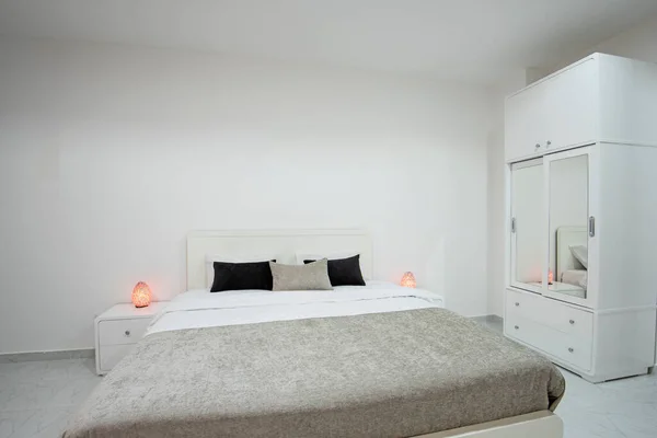 豪华家居居室室内设计装饰摆设展示家具与双人床 — 图库照片