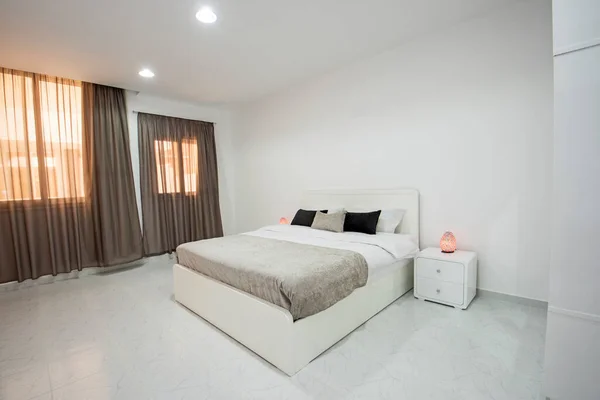 Belsőépítészet Dekoráció Berendezése Luxus Show Home Bedroom Bemutató Bútorok Franciaágy Stock Kép