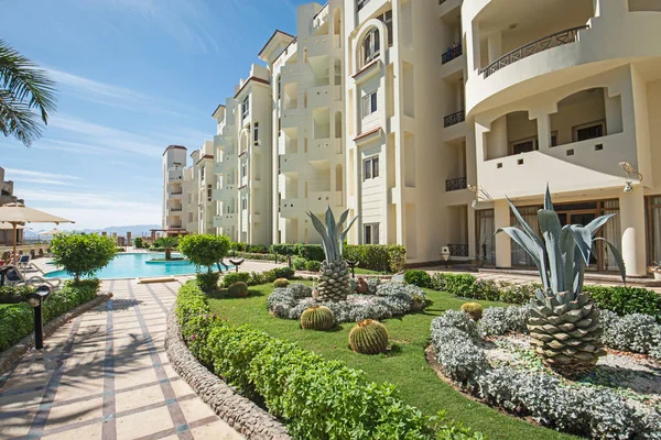 Gran Piscina Con Jardines Ajardinados Complejo Hotelero Tropical Lujo — Foto de Stock