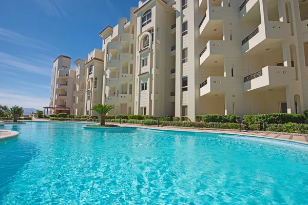 Grande Piscine Avec Jardin Dans Hôtel Tropical Luxe — Photo