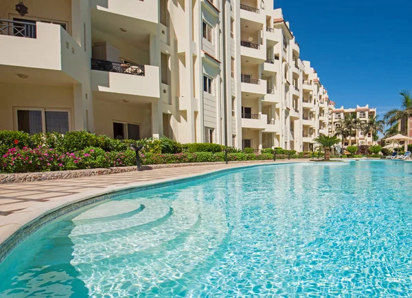 Gran Piscina Con Escalones Complejo Hotelero Tropical Lujo —  Fotos de Stock