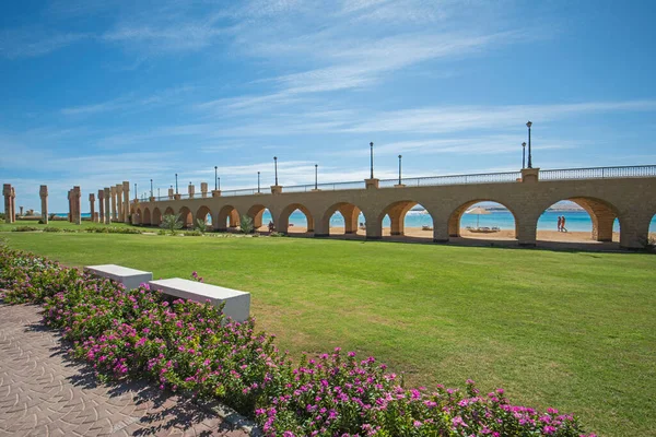 Vista Bellissimo Giardino Paesaggistico Località Tropicale Con Grande Ponte Archi — Foto Stock