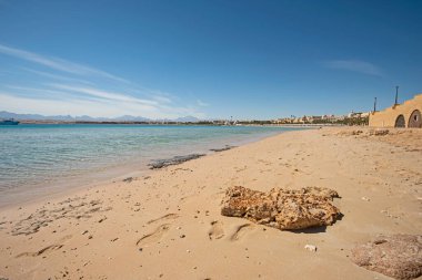 Boş bir tropikal sahil şeridinde, ufuk çizgisi olan açık okyanusa doğru yakın bir görüntü.