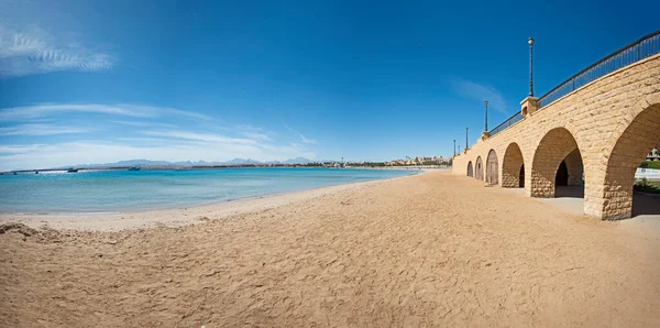 Närbild Över Tom Sandig Tropisk Badort Strandlinje Med Stenbro Gångväg — Stockfoto