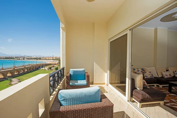 热带旅游胜地豪华公寓的露台家具 从阳台上可以看到家具和海景 — 图库照片