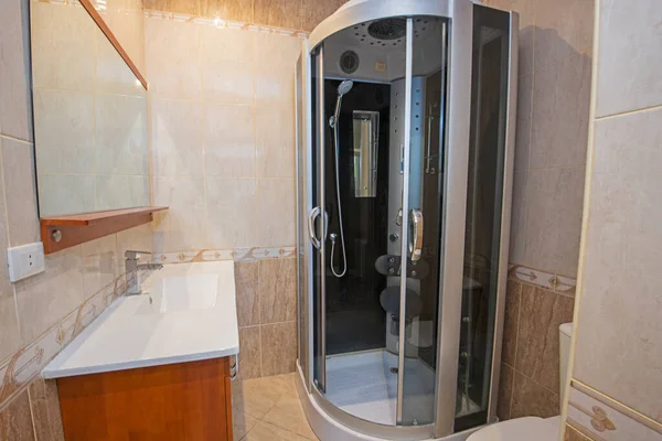 带有淋浴间和洗涤槽的豪华家庭式浴室室内设计 — 图库照片