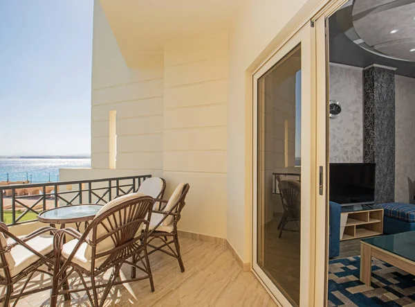 バルコニーから家具や海の景色を望むトロピカルリゾートの高級アパートのテラス家具 — ストック写真