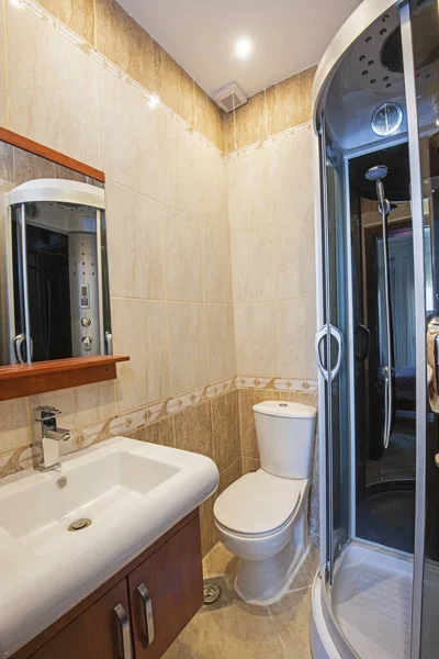 シャワーキュービルとシンク付きの豪華なショーホームバスルームのインテリアデザイン ストックフォト